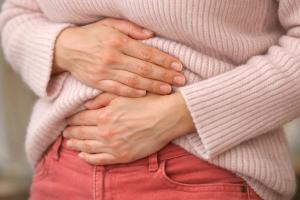 mujer tocándose la barriga por diarrea